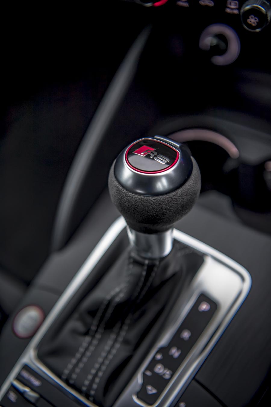 Детали интерьера Audi RS3 Sedan Sport Edition (8V) 2019 года  (UK) (фото 17 из 40)